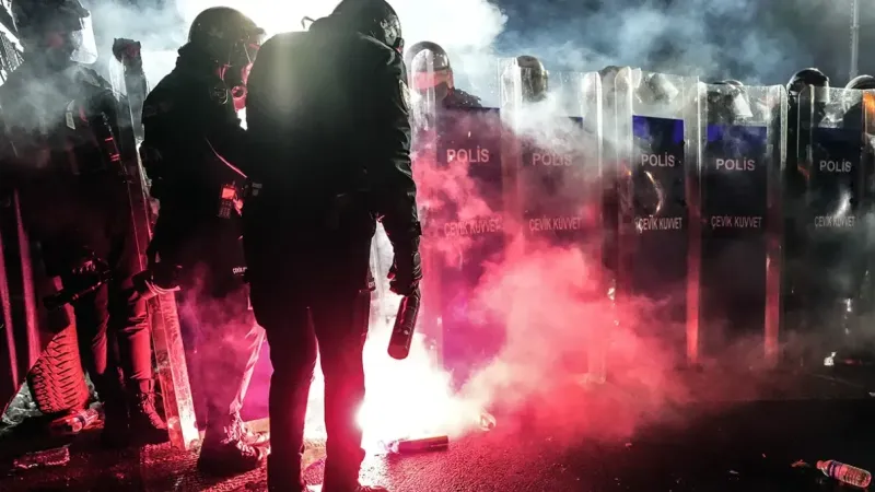 İzinsiz gösterilerde 123 polis yaralandı