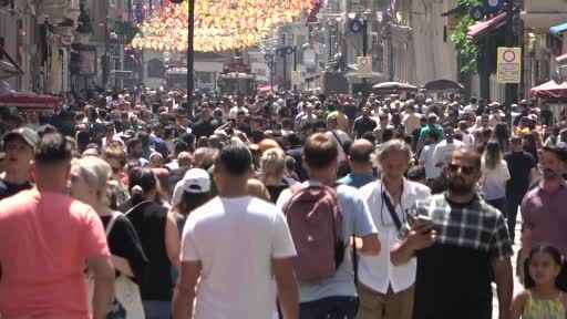 Bayram öncesi vatandaşlar Taksim’e akın etti