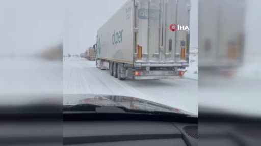 Ardahan-Çıldır Karayolu'nda kar ve tipi nedeniyle tırlar mahsur kaldı