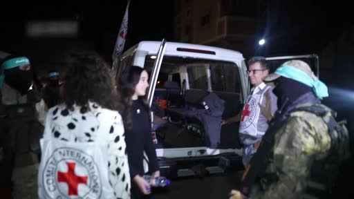 Hamas üyeleri ile İsrailli anne kızın sıcak vedalaşması dikkat çekti