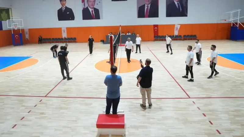 Başkan Yıldırım personelle voleybol oynadı