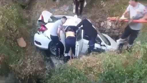 Burdur’da otomobil dereye uçtu, 2’si ağır 4 kişi yaralandı