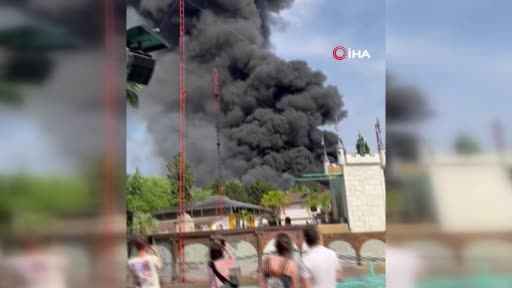 Almanya’nın en büyük tema parkında yangın: Yaklaşık 25 bin kişi tahliye edildi