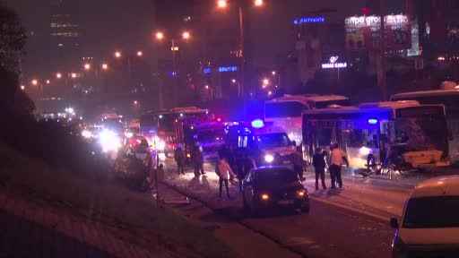 Ataşehir TEM Otoyolu'nda İETT otobüsü park halindeki minibüse çarptı: 2 yaralı