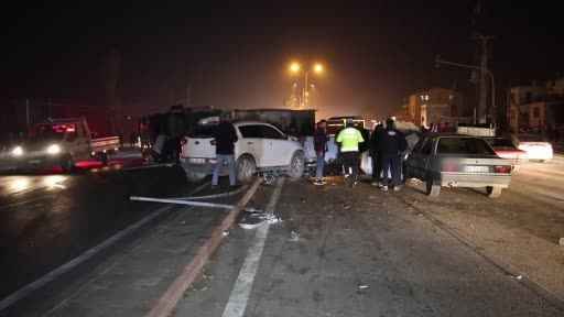 Konya’da devrilen tırdan savrulan mermerler araçlara çarptı: 5 yaralı