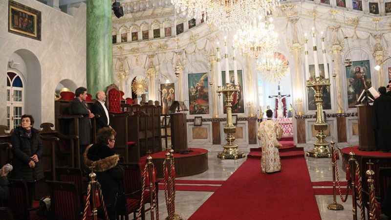 Büyükada sahilinde denizden haç çıkarma töreni