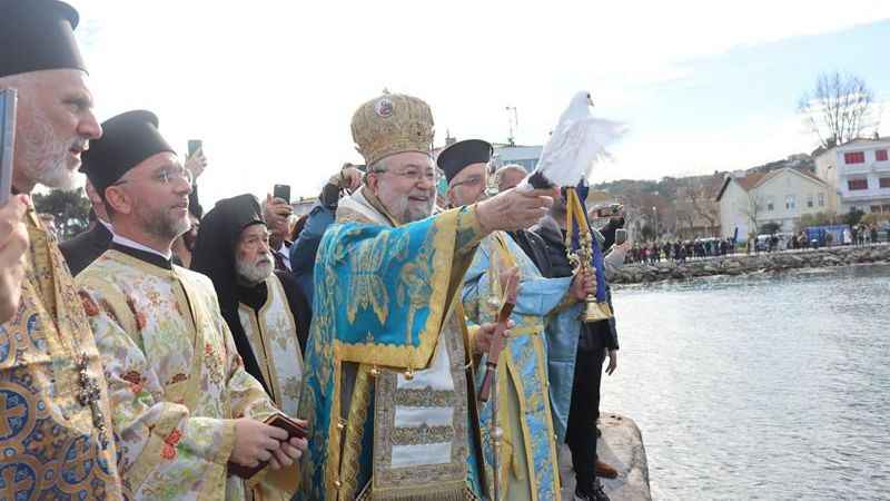 Büyükada sahilinde denizden haç çıkarma töreni