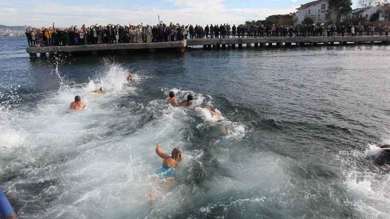 Büyükada sahilinde denizden haç çıkarma töreni