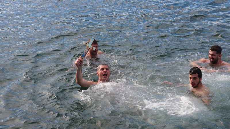 Büyükada sahilinde denizden haç çıkarma töreni