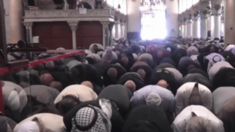 İsrail'in engellemelerine rağmen Mescid-i Aksa'da cuma namazı kılındı