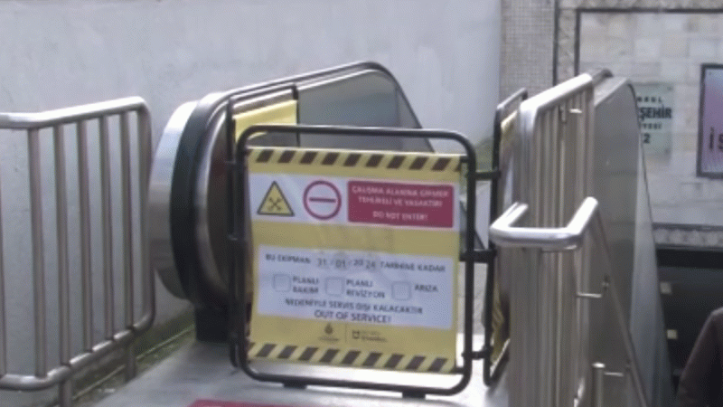 Metro istasyonunda yürüyen merdiven çöktü