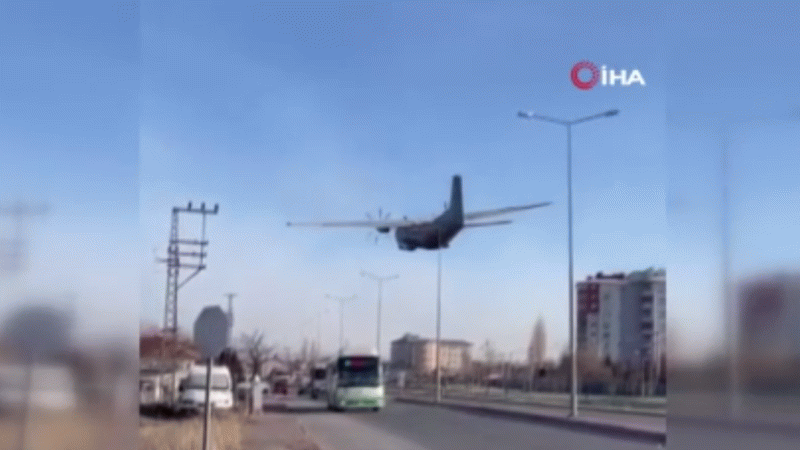 Eğitim uçağı acil iniş yaptı