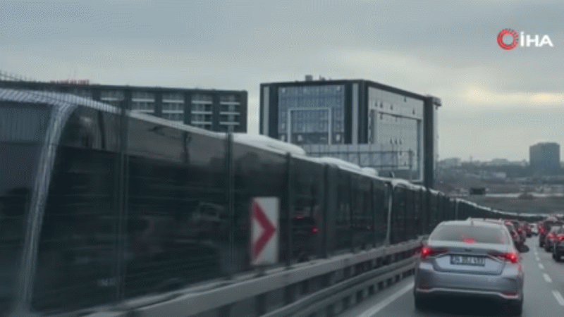 Metrobüs yolculuğu çileye döndü