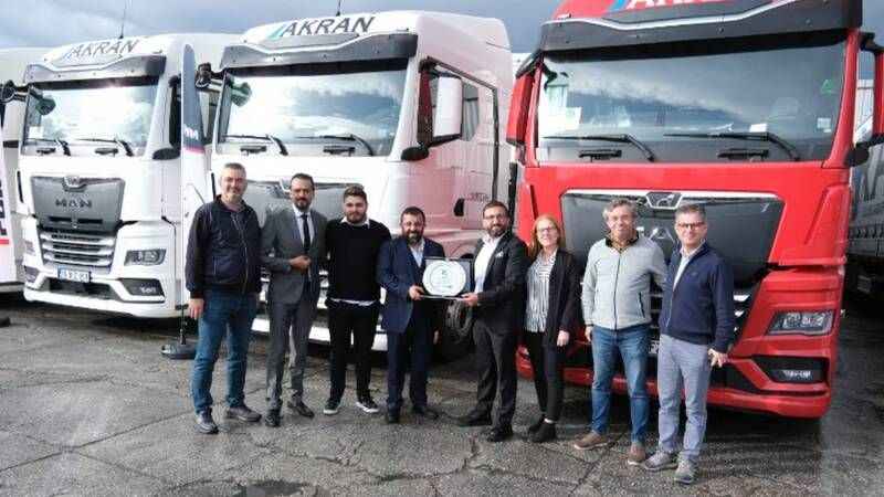 Lokman Koçaslan Otomotiv, Akran Lojistik’e 20 adet MAN TGX ile güç kattı Lokman Koçaslan Otomotiv, Akran Lojistik’e 20 adet MAN TGX ile güç kattı