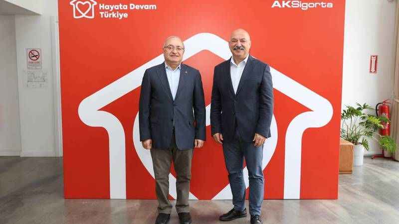 Elektrikli aracına Aksigorta’dan e-kasko yaptıran yolda kalma endişesi yaşamıyor