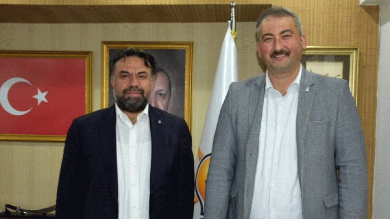 Gelecek Partisi Balıkesir İl Başkanı AK Parti rozeti taktı Gelecek Partisi Balıkesir İl Başkanı AK Parti rozeti taktı