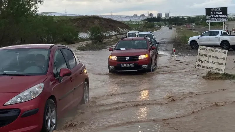 Ankara’da kuvvetli sağanak ve dolu yolları göle çevirdi
