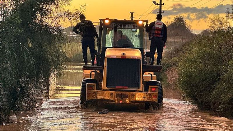Antalya’da etkili olan yağışta mahsur kalanlar kurtarıldı Antalya’da etkili olan yağışta mahsur kalanlar kurtarıldı