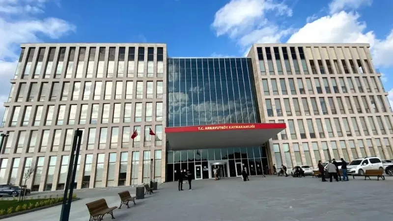 Arnavutköy Kaymakamlığı’na kurşun isabet etti, polis harekete geçti