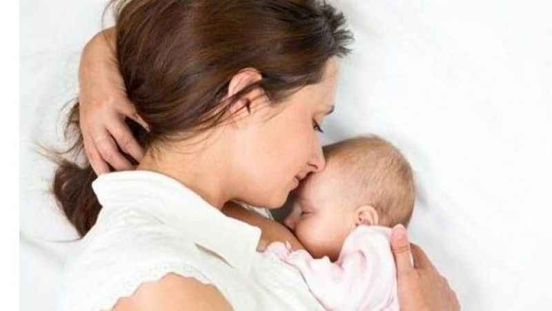 Bebeğin ilk doğal aşısı anne sütü