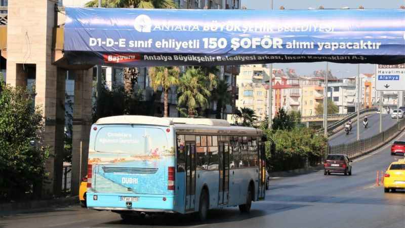 Antalya'da şoförsüz kalan toplu taşıma araçlarına dev afişler de çözüm olmadı