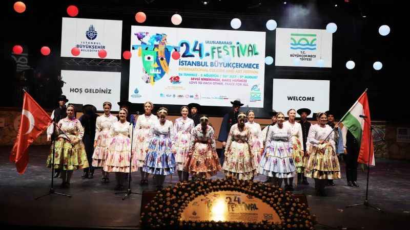 Macar dansçıların “İzmir Marşı” ayakta alkışlandı