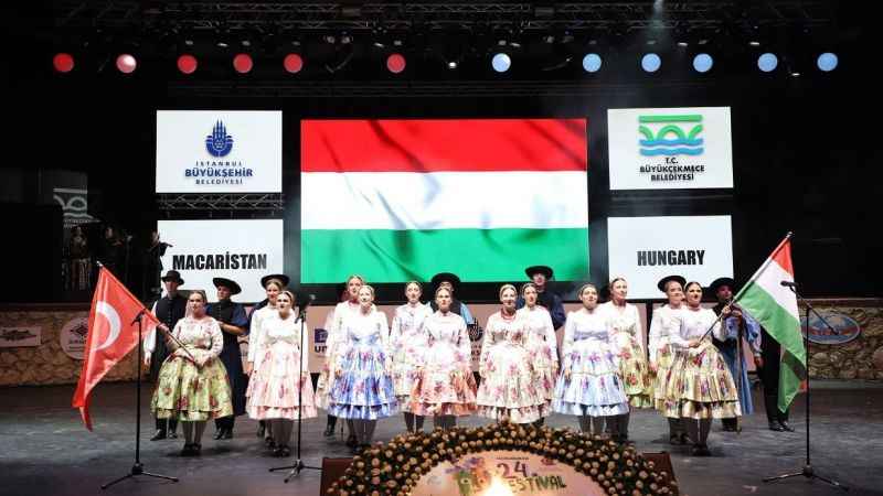 Macar dansçıların “İzmir Marşı” ayakta alkışlandı