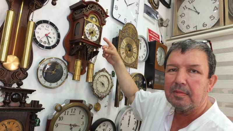 Balıkesir’de 50 yıllık tamircinin asırlık saatleri