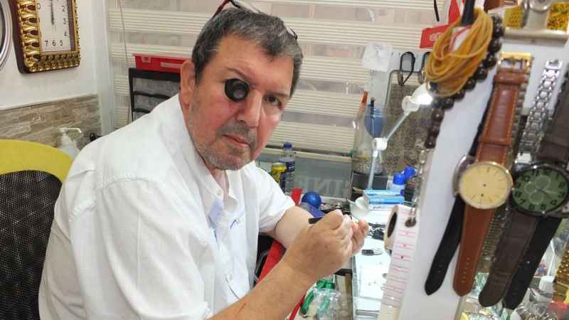 Balıkesir’de 50 yıllık tamircinin asırlık saatleri