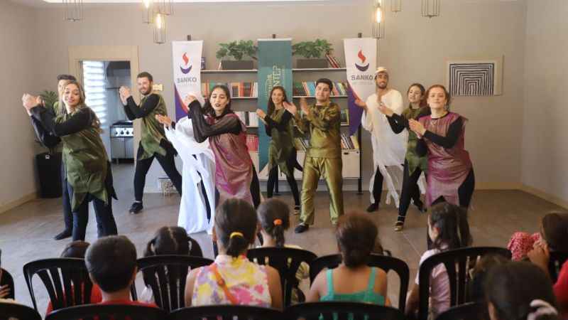 Depremzede çocuklara tiyatro etkinliği