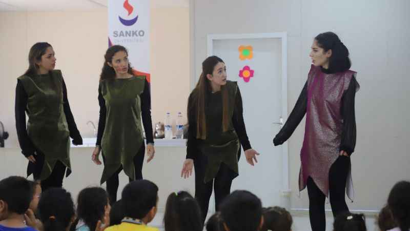 Depremzede çocuklara tiyatro etkinliği