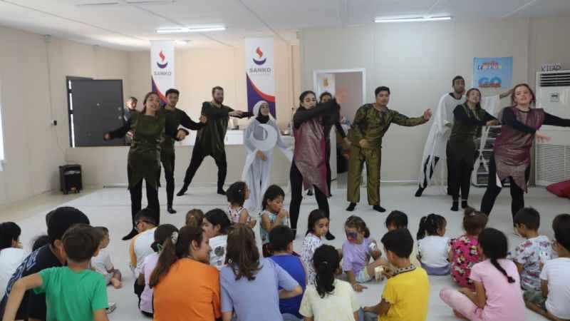 Depremzede çocuklara tiyatro etkinliği