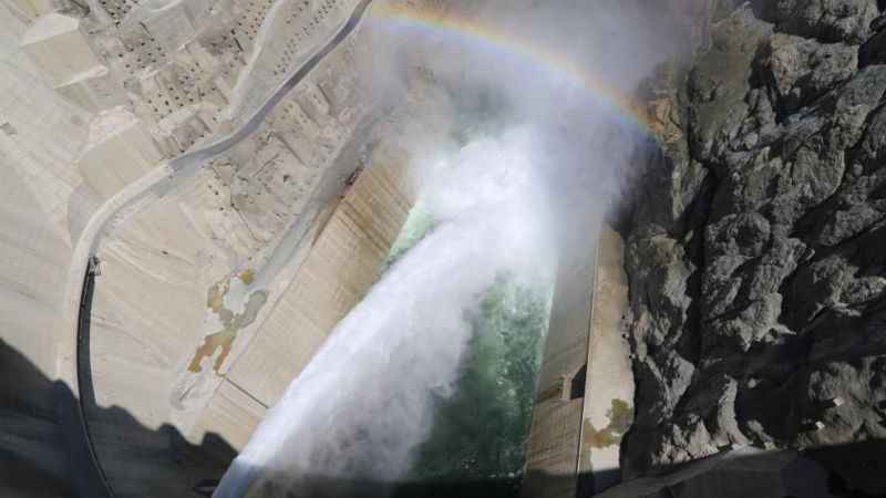 Yusufeli Baraj kapakları açıldı, gökkuşağı ortaya çıktı