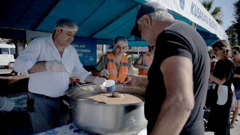 Kuşadası Belediyesi'nden 10 bin kişilik aşure hayrı