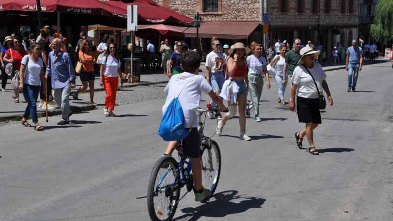 Turistler Eyyam-ı Bahuru takmadı
