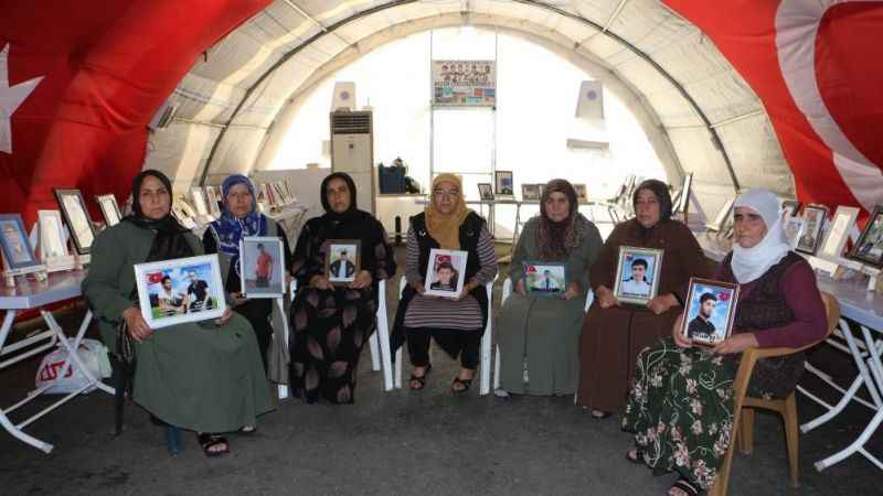 Sıcak havaya rağmen evlat nöbeti devam ediyor