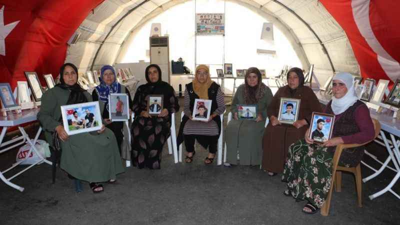 HDP önünde evlat nöbeti tutan aileler çocuklarını bekliyor