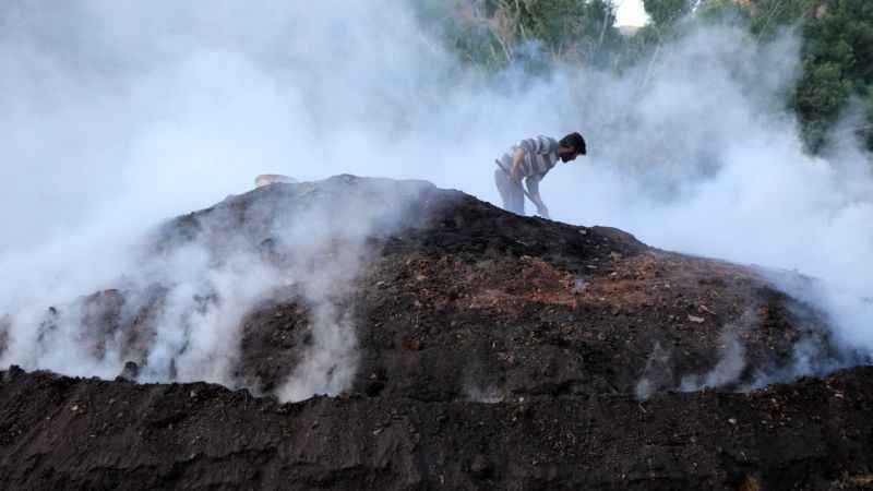Yüzlerinde kömür karasıyla mevsimlik işçiler