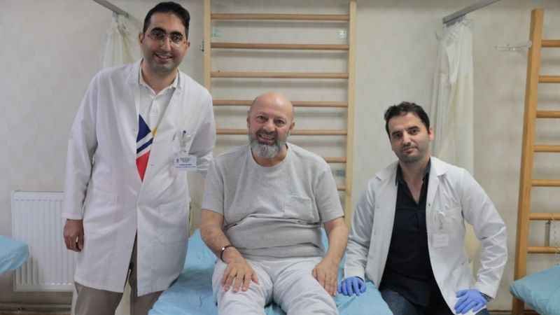 Yatalak geldiği hastaneden yürüyerek çıktı