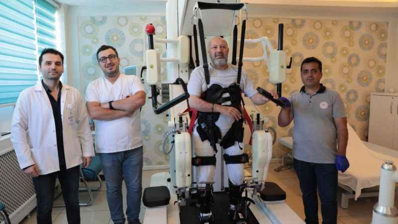 Yatalak geldiği hastaneden yürüyerek çıktı