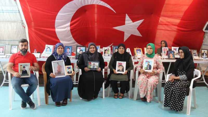 Annelerin evlat nöbeti sıcaklara rağmen devam ediyor