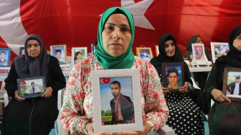 Annelerin evlat nöbeti sıcaklara rağmen devam ediyor