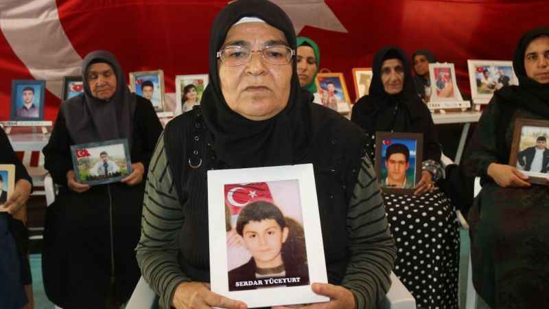 Annelerin evlat nöbeti sıcaklara rağmen devam ediyor