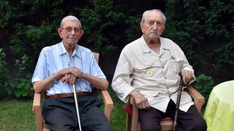 Yüzüncü yaşını 98 yaşındaki arkadaşıyla kutladı