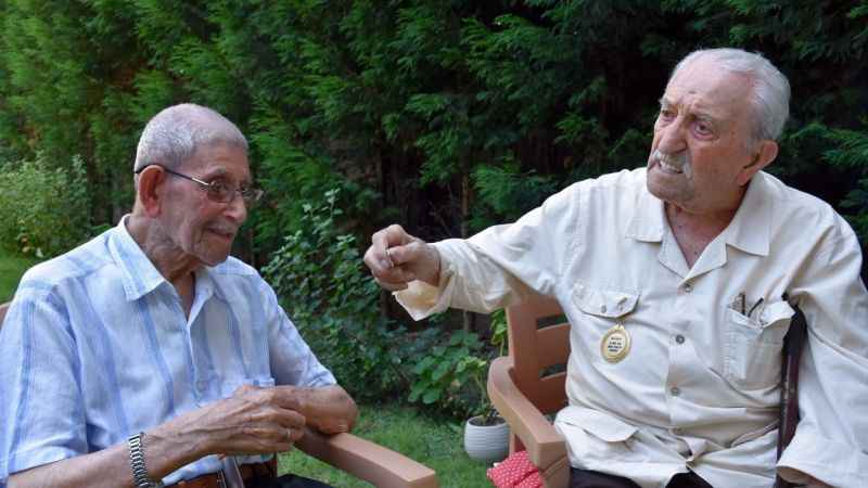 Yüzüncü yaşını 98 yaşındaki arkadaşıyla kutladı