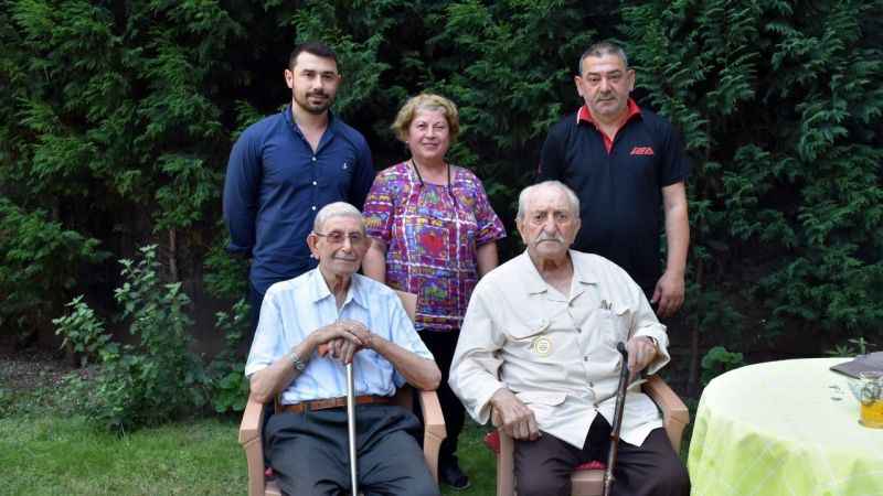 Yüzüncü yaşını 98 yaşındaki arkadaşıyla kutladı