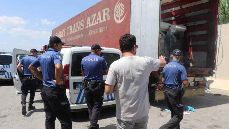Erzincan’da tırın dorsesinde 70 civarında kaçak göçmen yakalandı