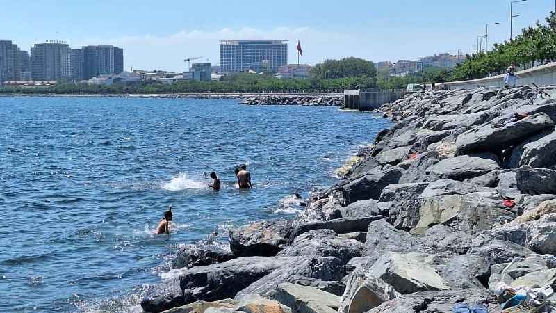 Sıcaktan bunalan İstanbullular soluğu denizde aldı