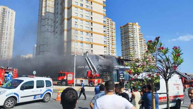 Avcılar’da henüz açılışı yapılmayan AVM’nin çatısı alev alev yandı