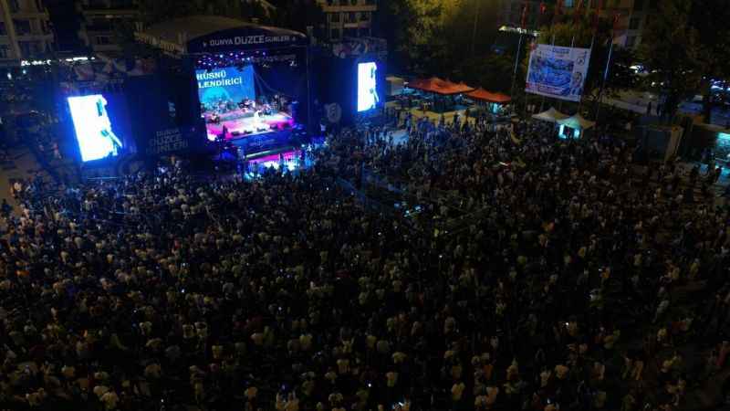 Hüsnü Şenlendirici Düzcelileri mest etti